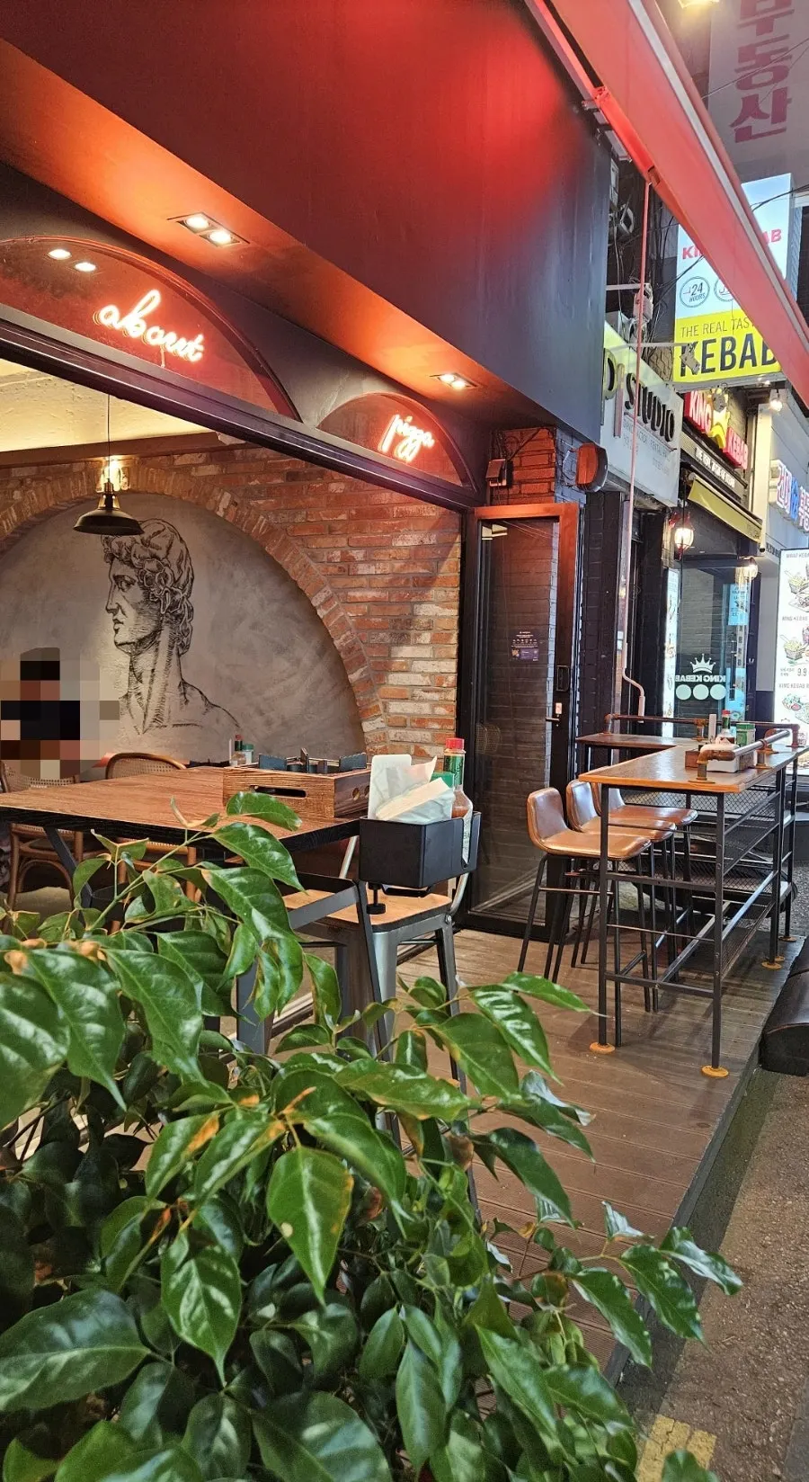 Casual seating area at Pizza E Michida Konkuk