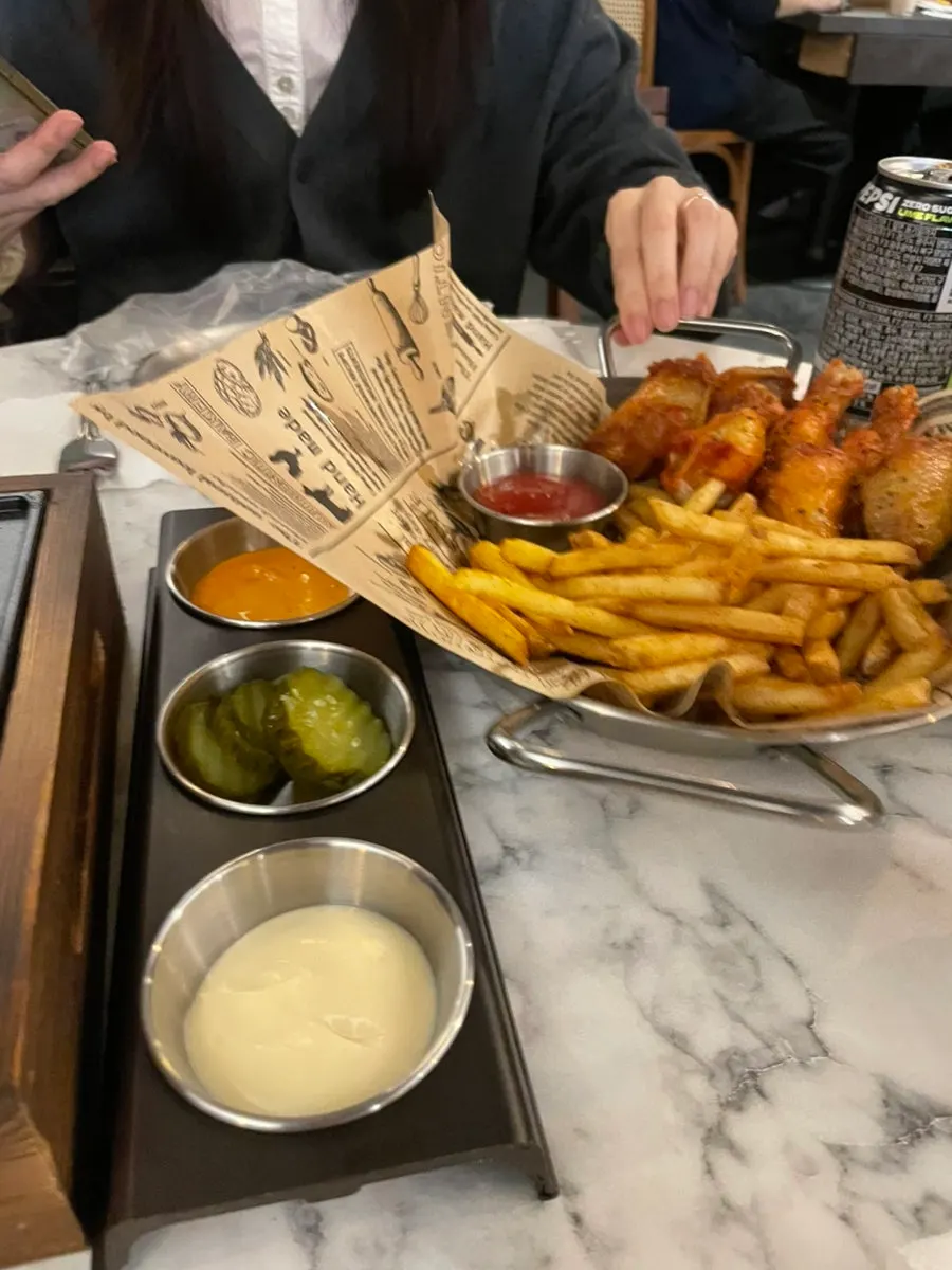 Restaurant table with Konkuk pizza-and-beer atmosphere