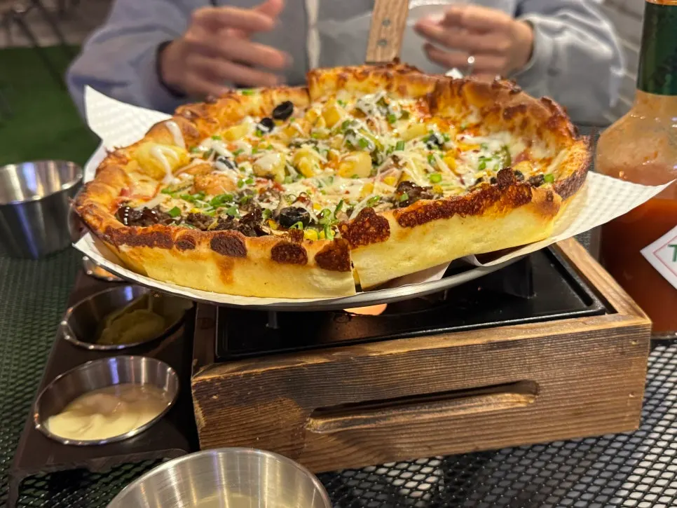 야외 테이블에 놓인 반반피자와 파스탕 한상