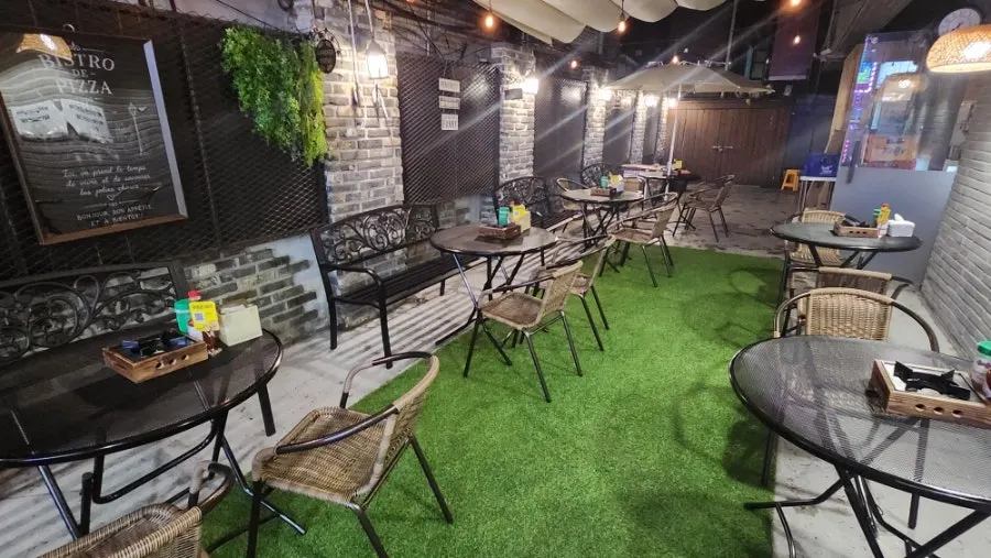 Interior seating at Pizza E Michida Konkuk Branch