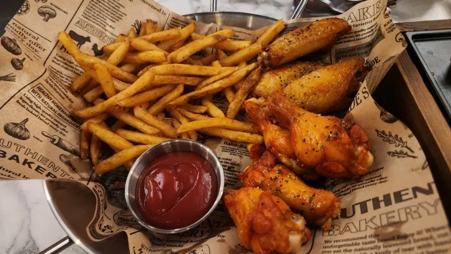 Buffalo wings and fries served with the Pi-chi set