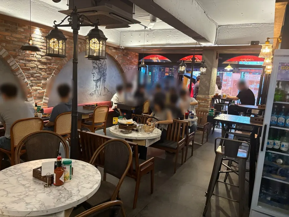 넓고 여유로운 매장 내부 좌석