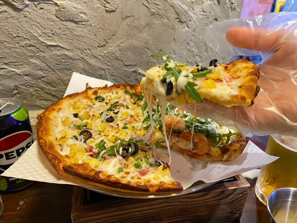 피자에미치다 건대점 테이블에 차려진 피자와 맥주