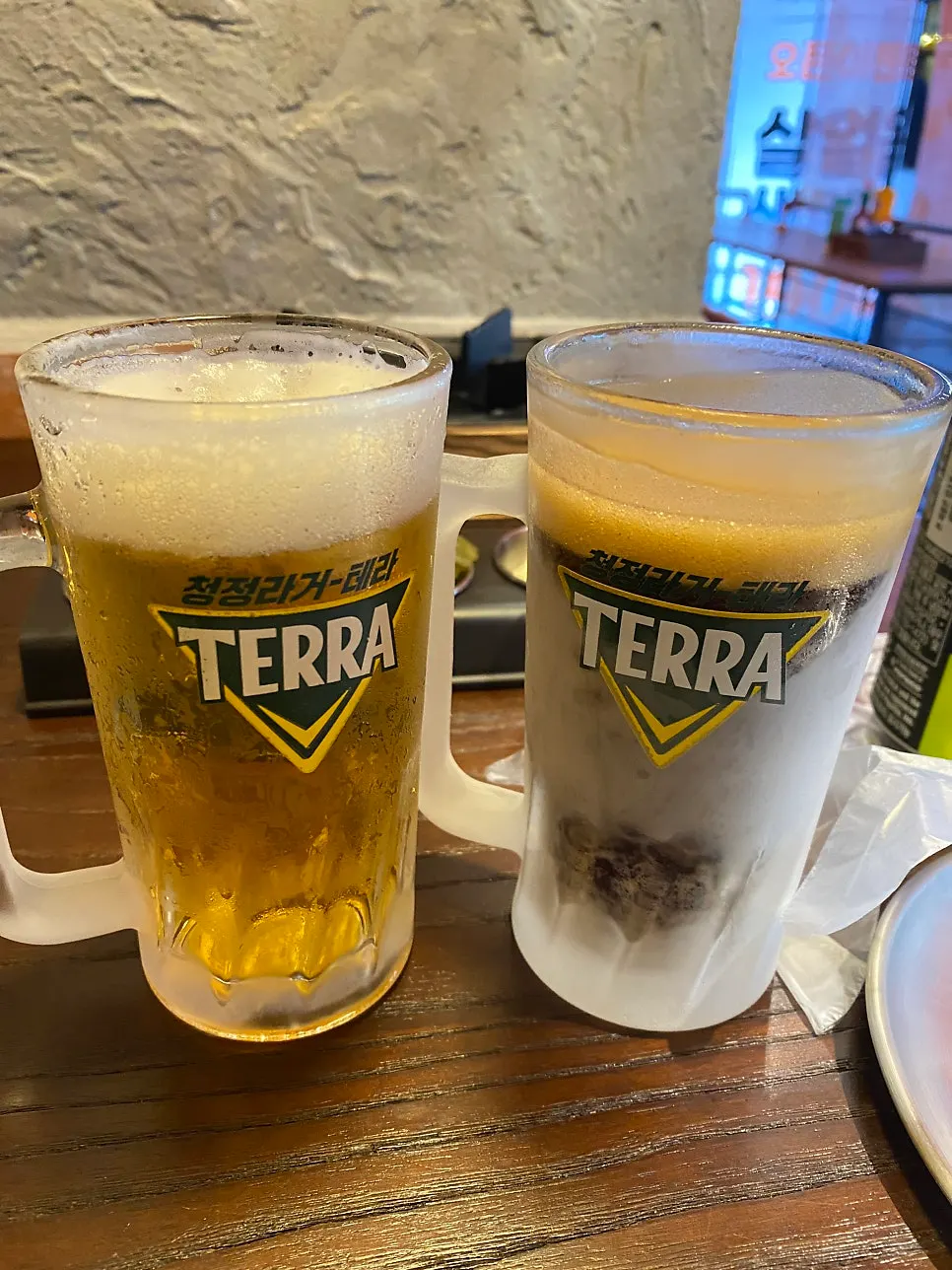 세로로 담은 반반피자와 살얼음 생맥주잔
