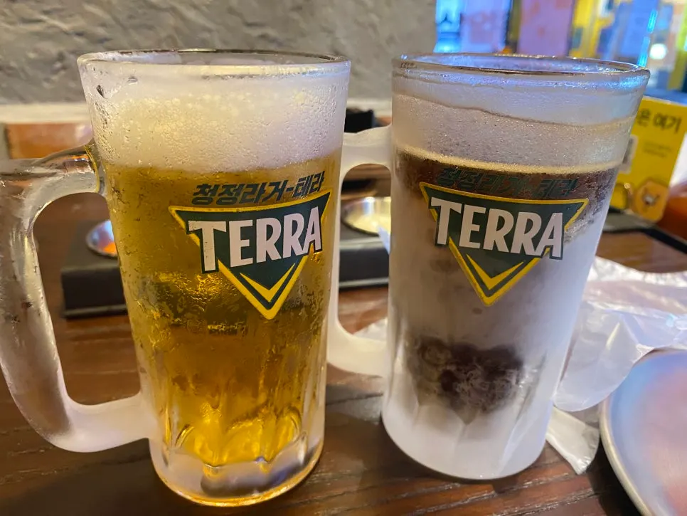 살얼음이 낀 생맥주잔