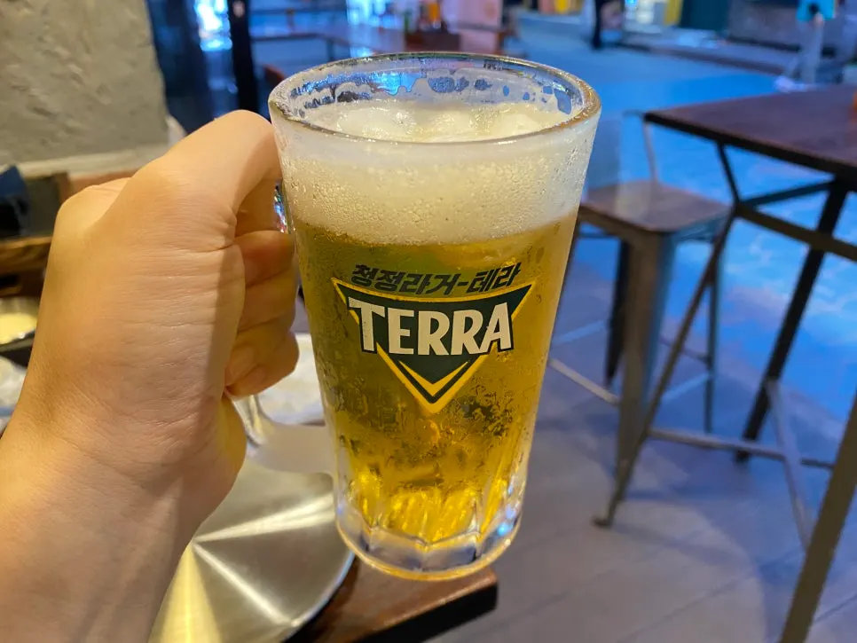 테이블 위 살얼음 생맥주 두 잔