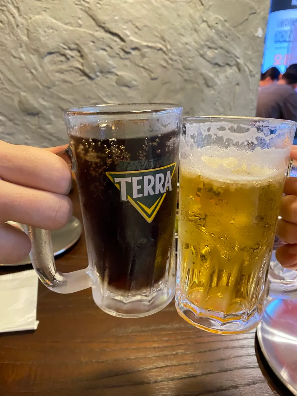 세로 컷으로 담은 살얼음 생맥주 클로즈업