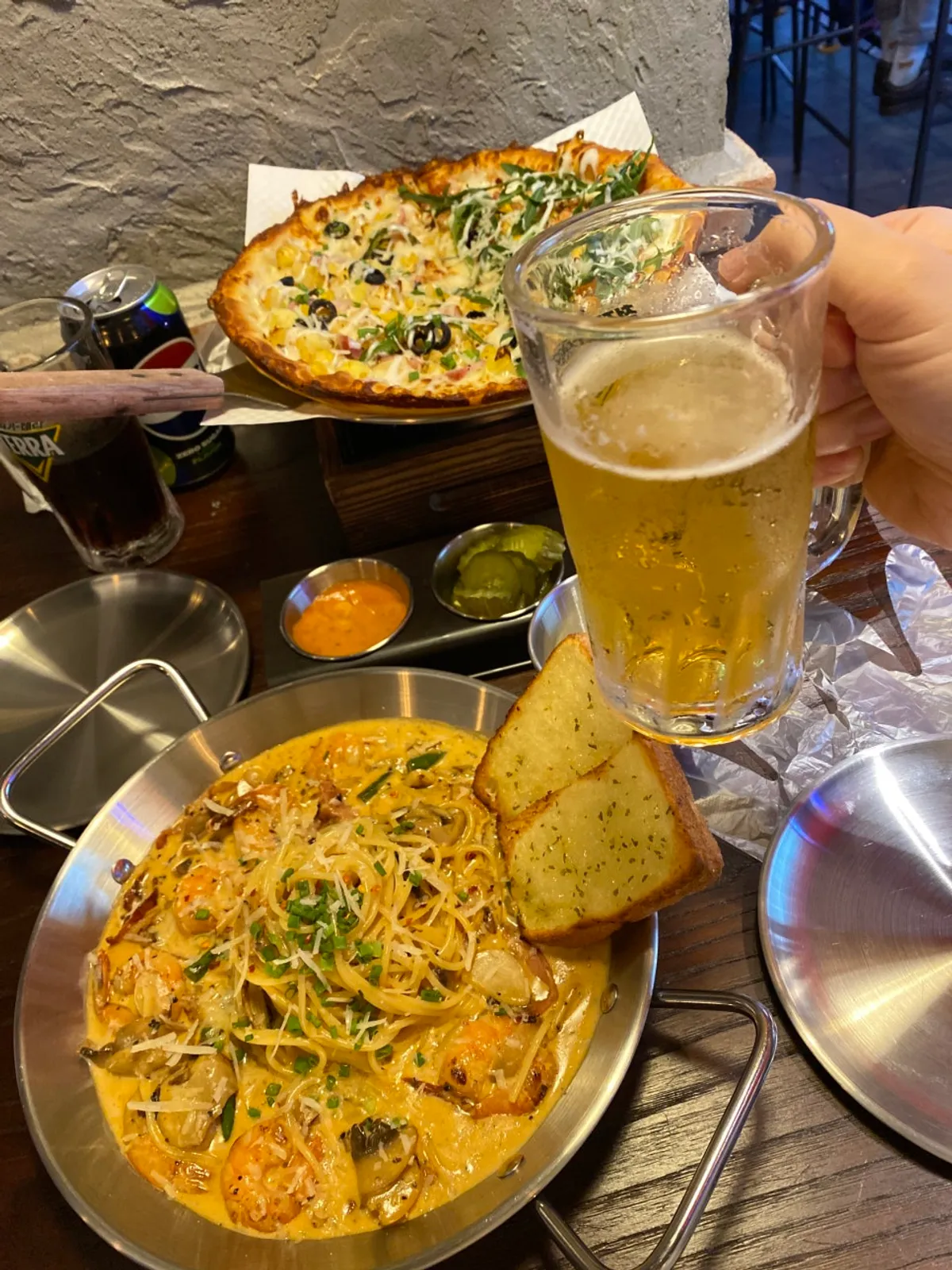 반반피자와 트러플 투움바 파스타, 생맥주 상차림