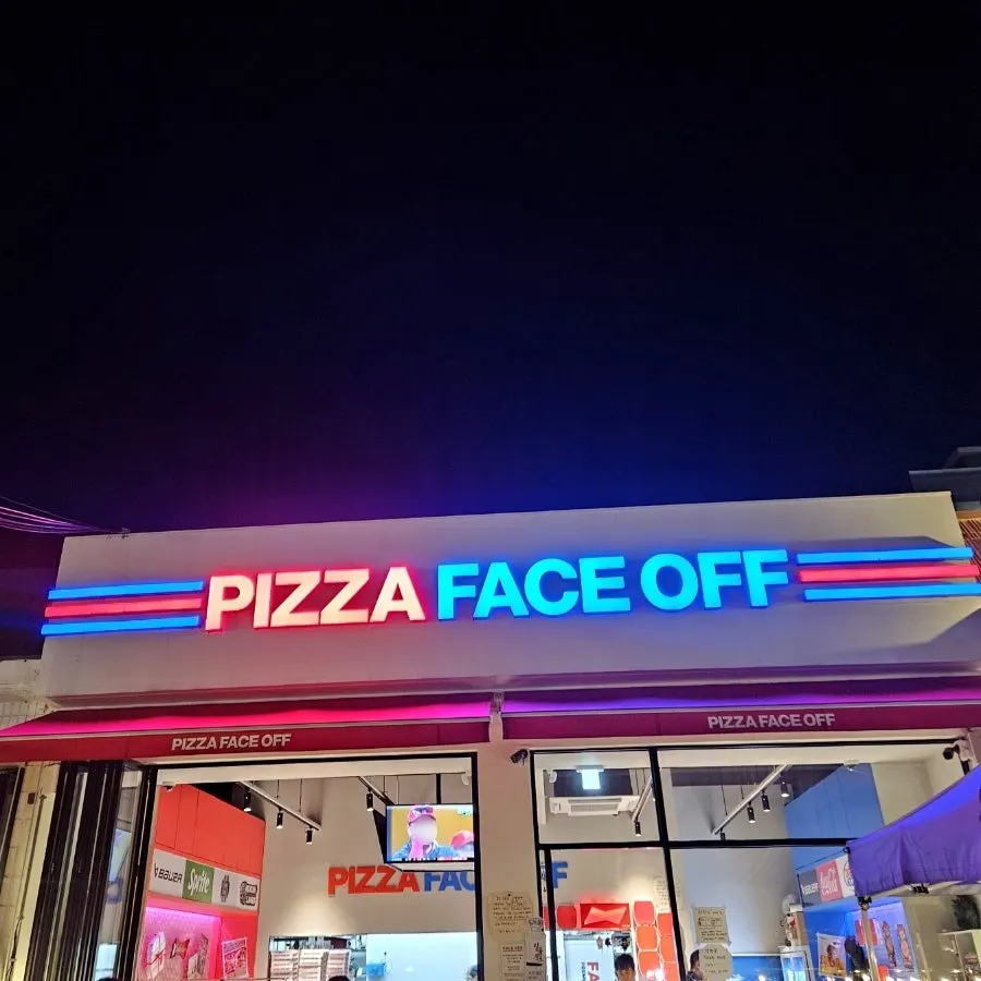 Nighttime beer garden atmosphere at Pizza Face Off Seokchon Lake Branch