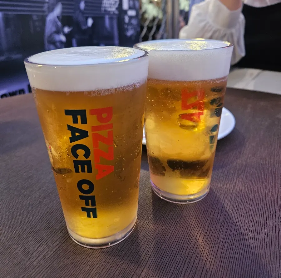 테라스 테이블에 먼저 나온 카스 생맥주