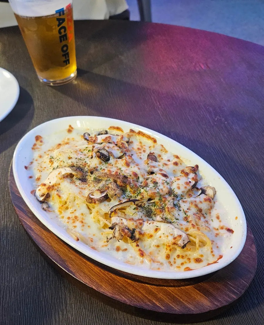 뜨거운 접시에 담겨 나온 버섯크림 치즈오븐파스타