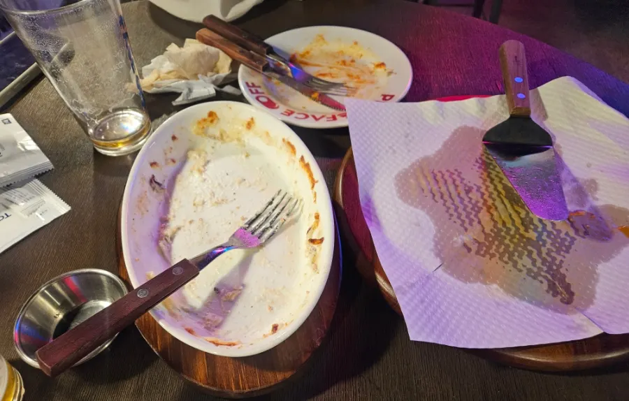 싹 비운 피자 접시와 파스타 그릇