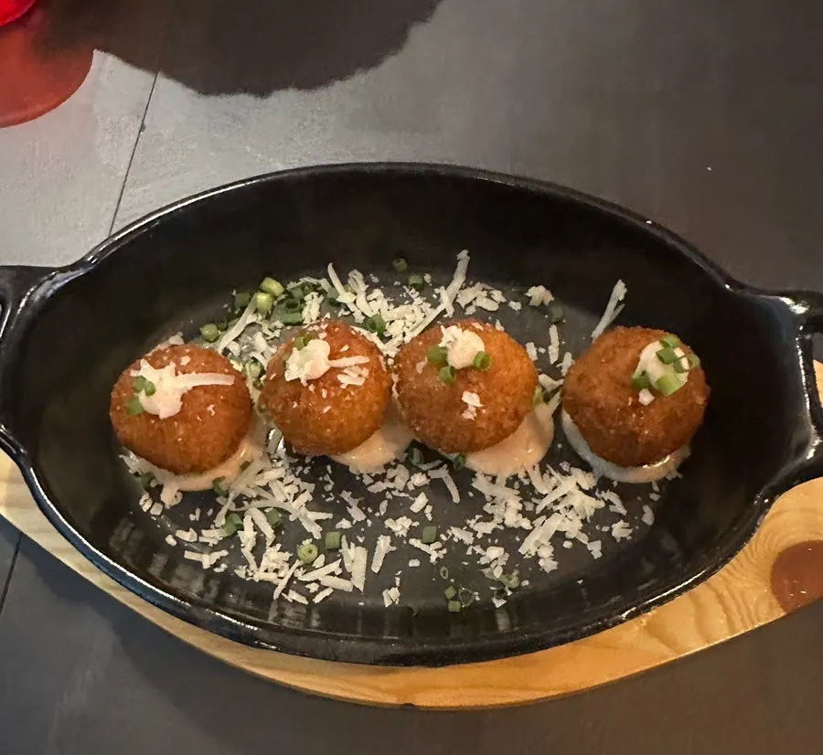 접시에 담겨 나온 명란크림 아란치니