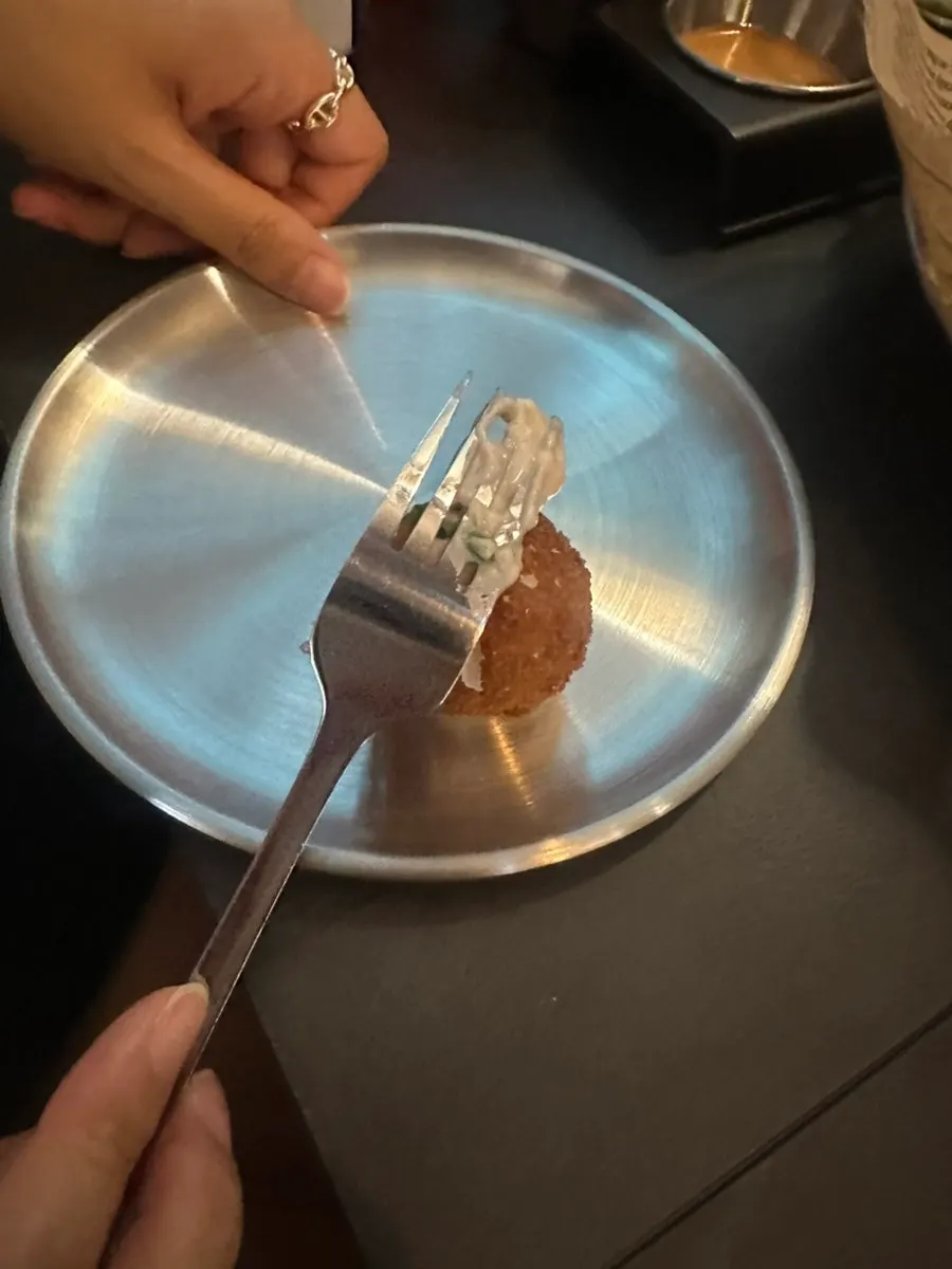 명란크림 아란치니 단면과 크림 소스