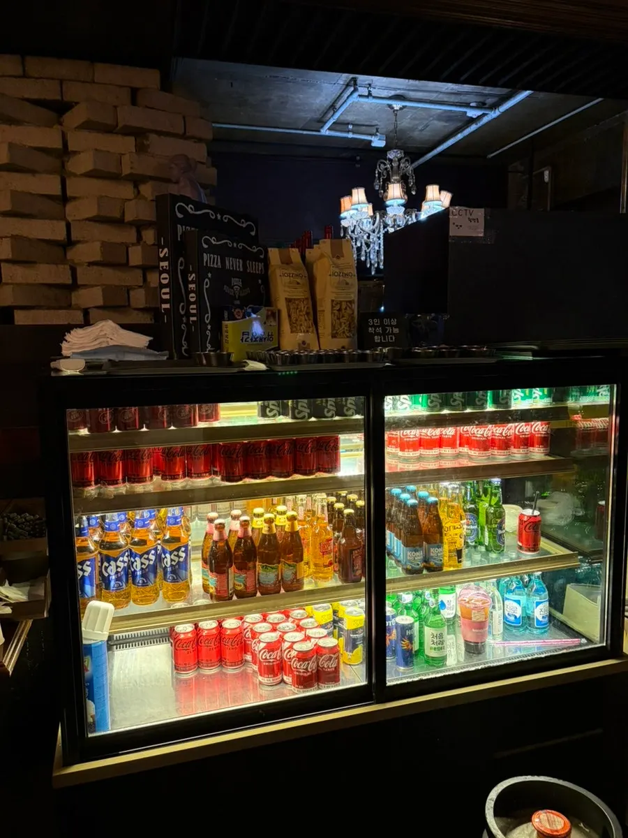 Interior entrance passage of Pizza Never Sleeps Songridan-gil Branch