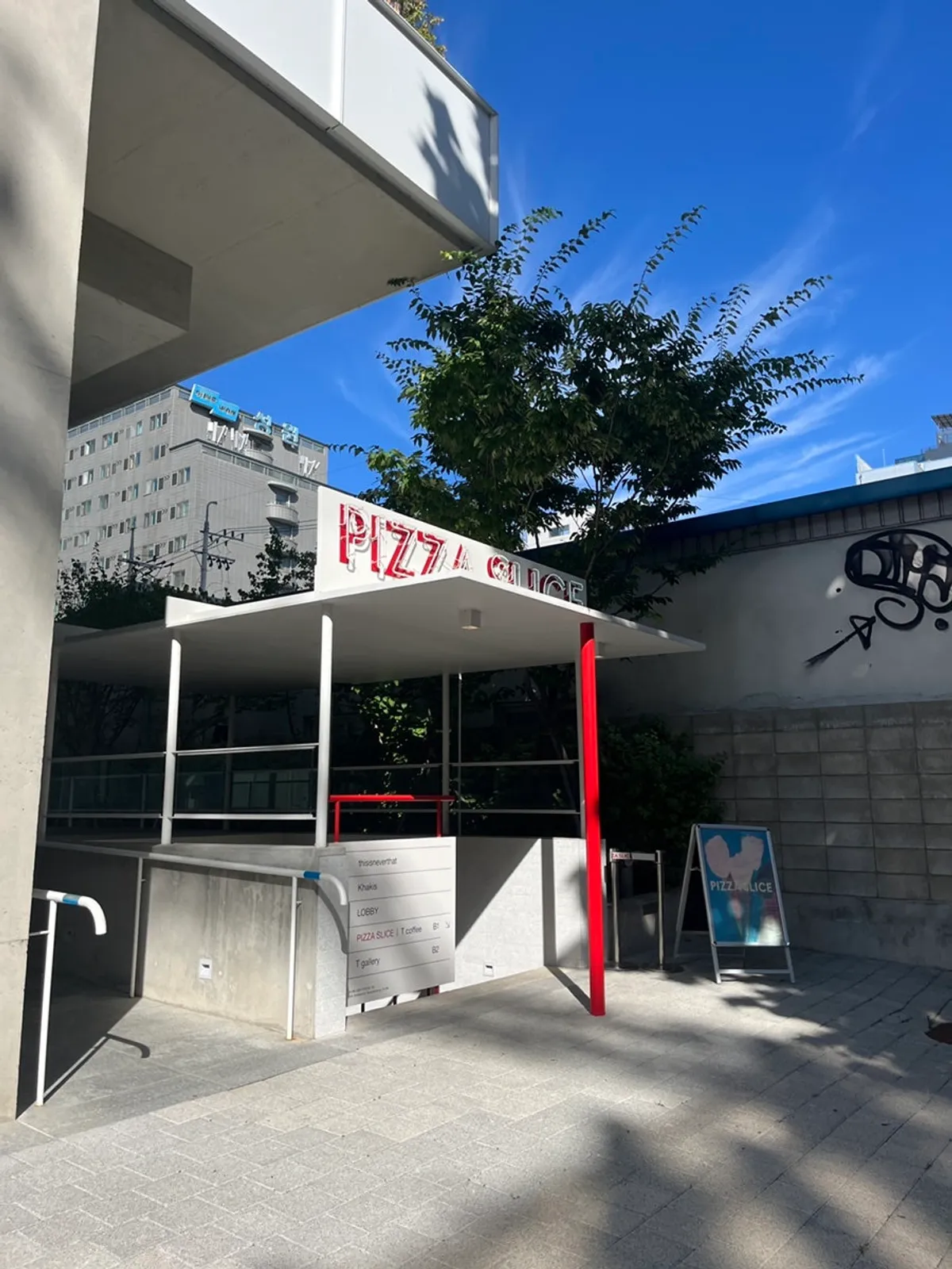 Exterior view of Pizza Slice Seoul in Seongsu