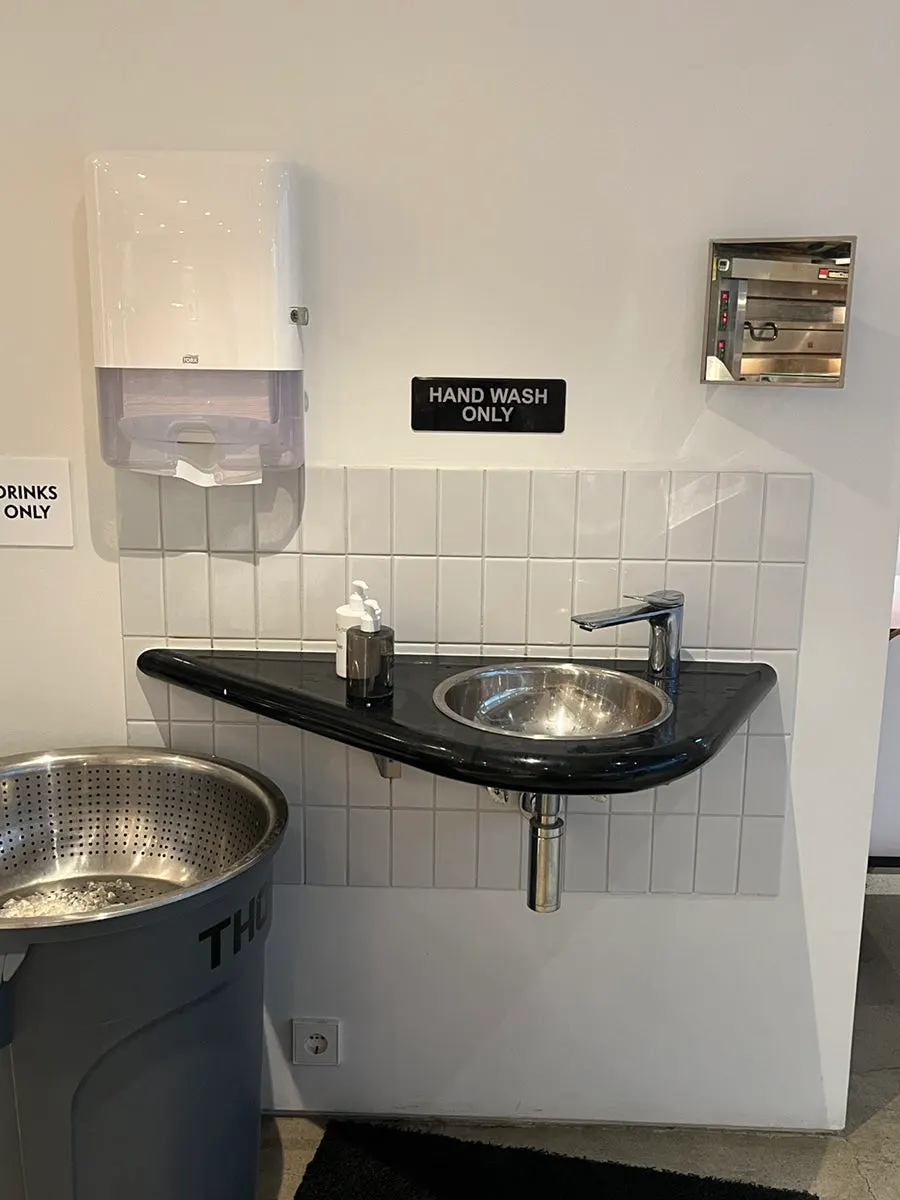 Area with forks, knives and other utensils