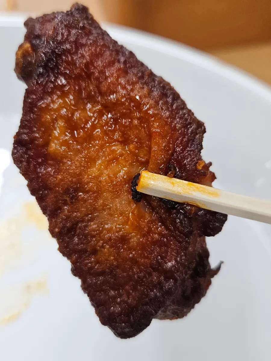 버팔로윙과 조각피자 함께 놓인 상차림