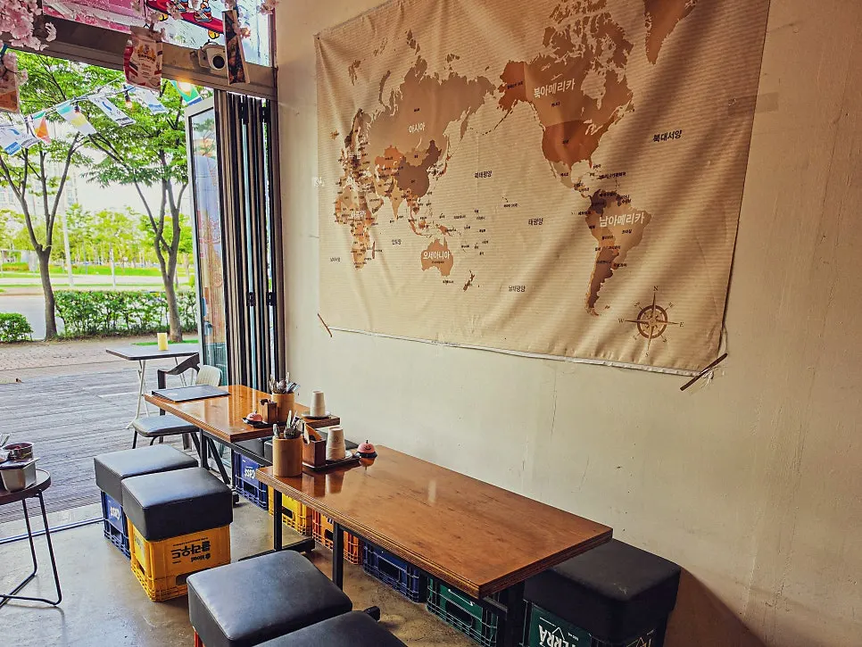 Interior with decor pieces creating a pizza-pub atmosphere