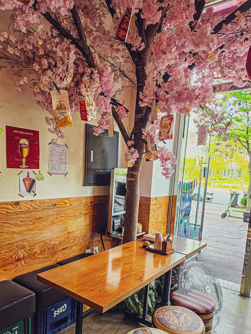 Indoor seating at Pizza257 Songdo Branch