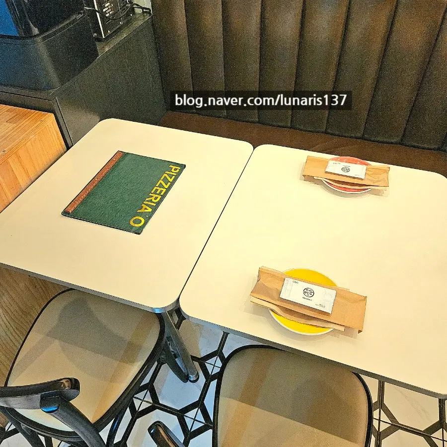 깔끔한 인테리어의 핏제리아오 합정역점 내부