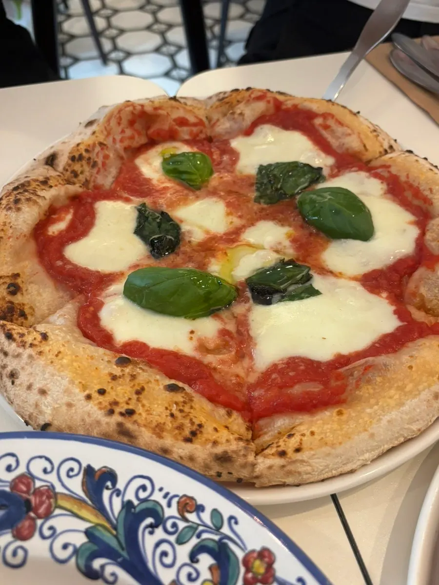 Full view of the Margherita Bufala pizza
