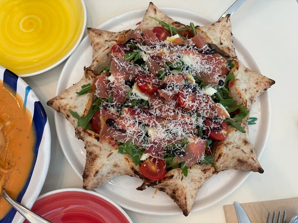 Wood-fired pizza served at the table at Pizzeria O Hapjeong Station