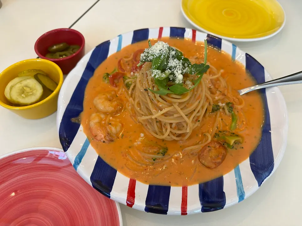 Rosé pasta with shrimp and broccoli