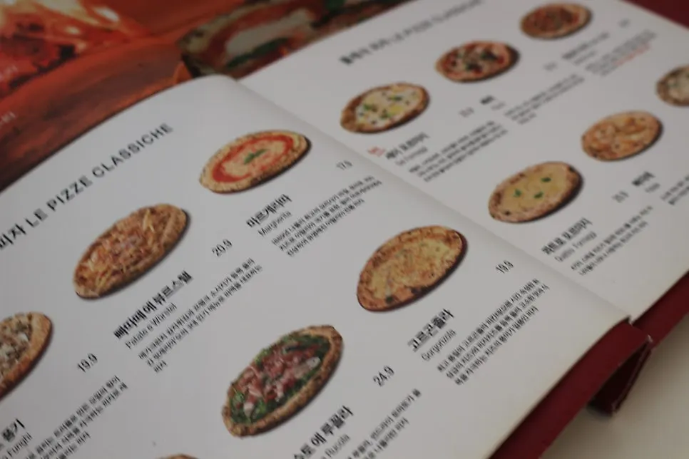 Menu listing pizzas and pastas
