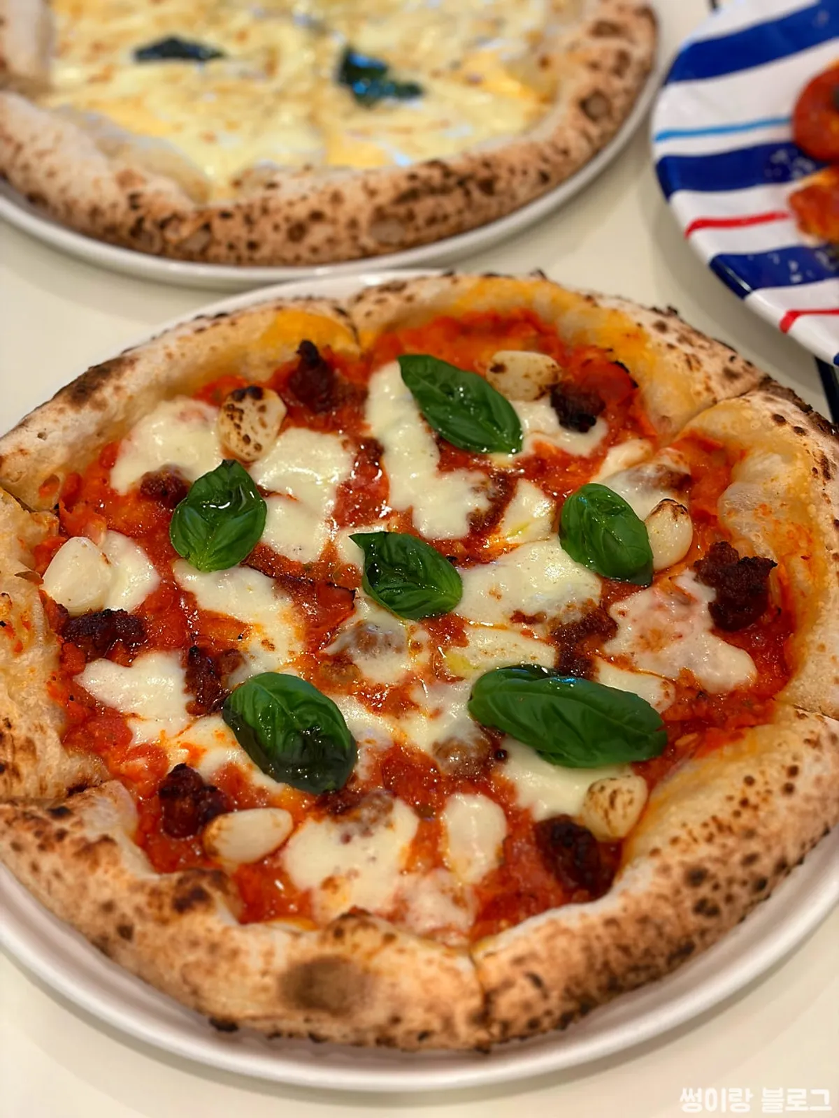 A full spread of wood-fired pizza at Pizzeria O Hapjeong Station