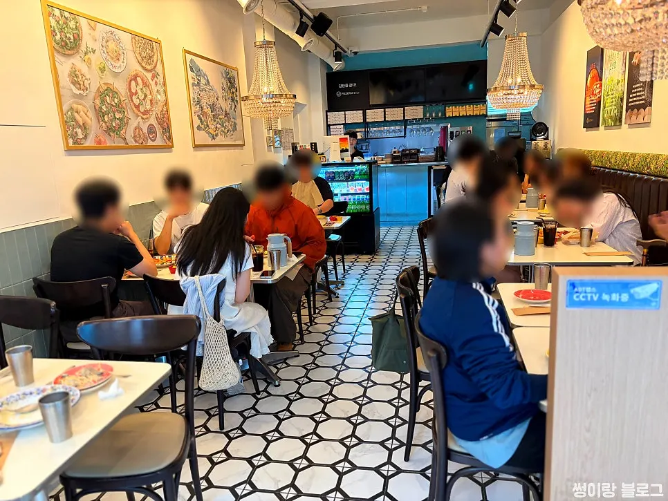 Entrance view of Pizzeria O Hapjeong Station