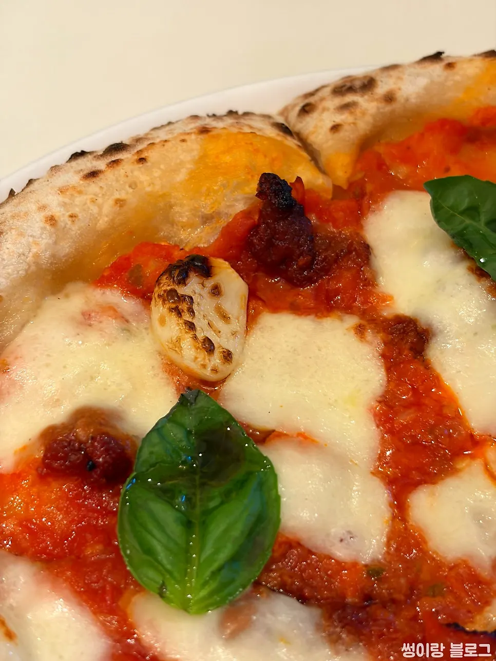 Close-up of the spicy 'nduja pizza