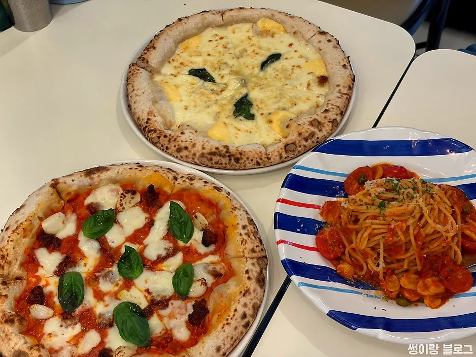 Table set with pizza and pasta together
