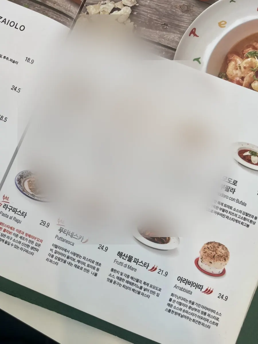 Pizzeria Oで食事メニューを選ぶ席