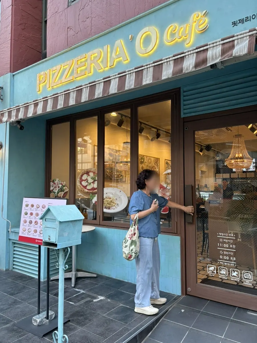 Entrance to Pizzeria O Hapjeong Station