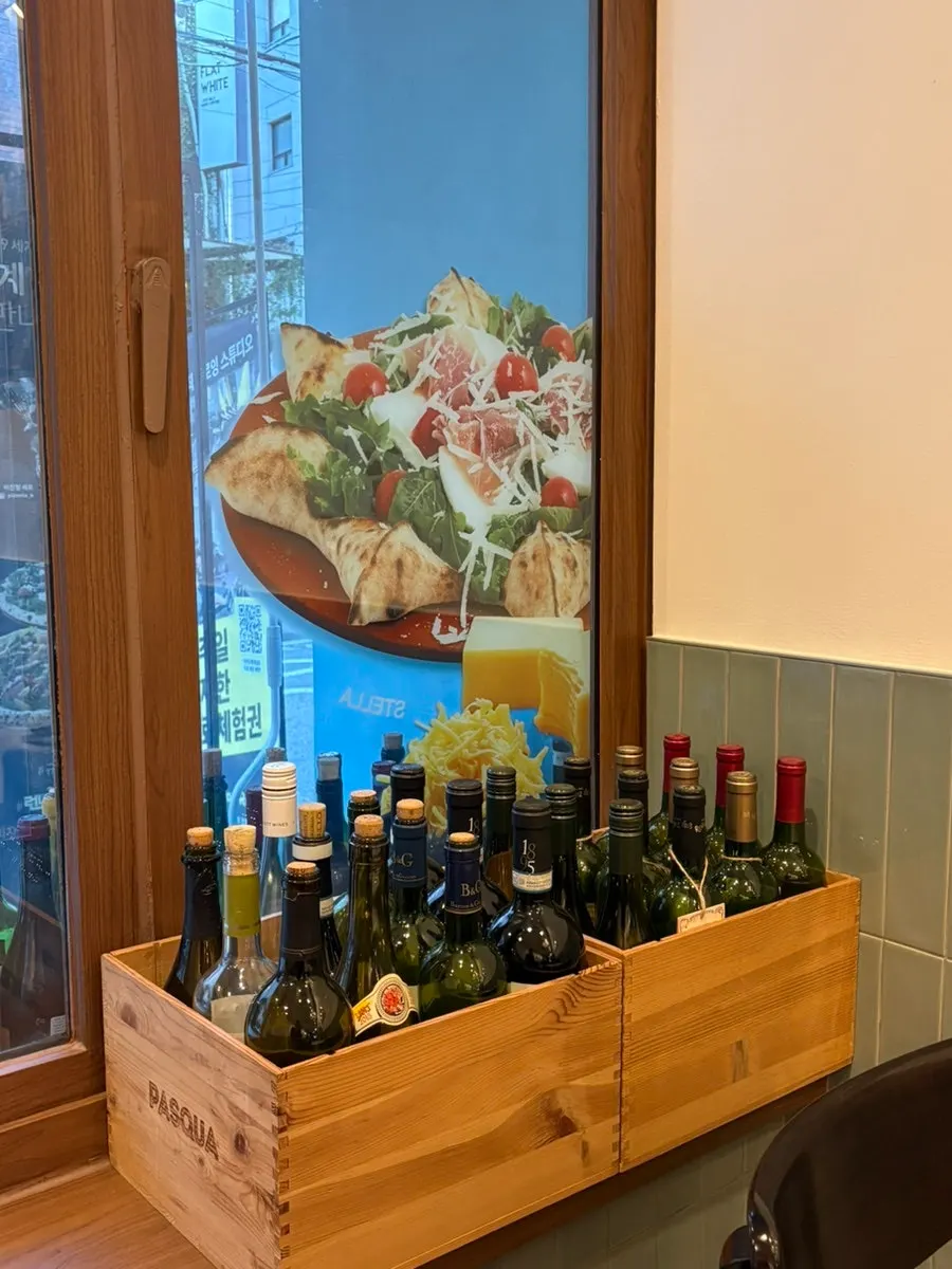 White and red wine display shelf