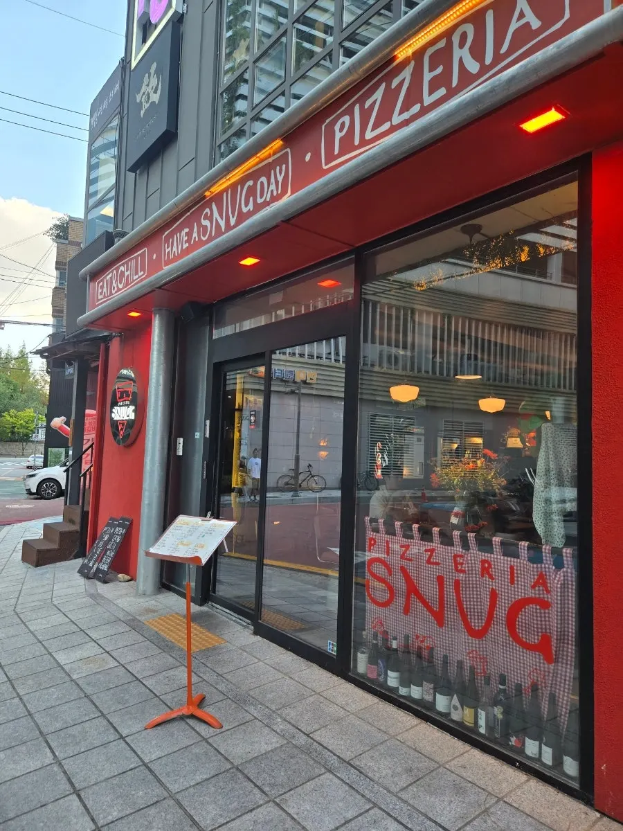 Red exterior of Pizzeria Snug