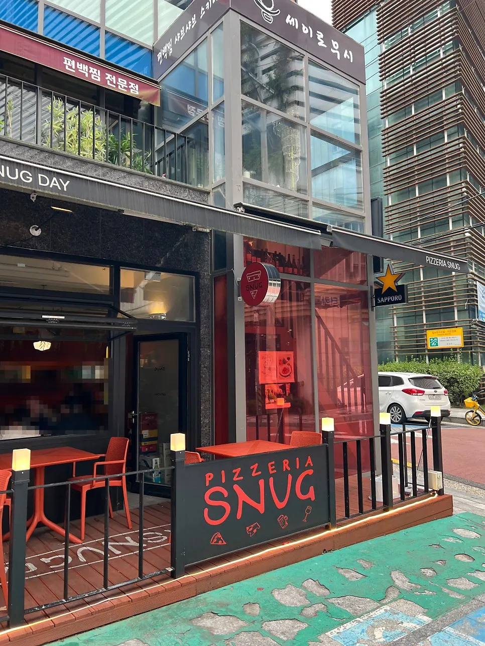 Entrance of Pizzeria Snug tucked into an alley