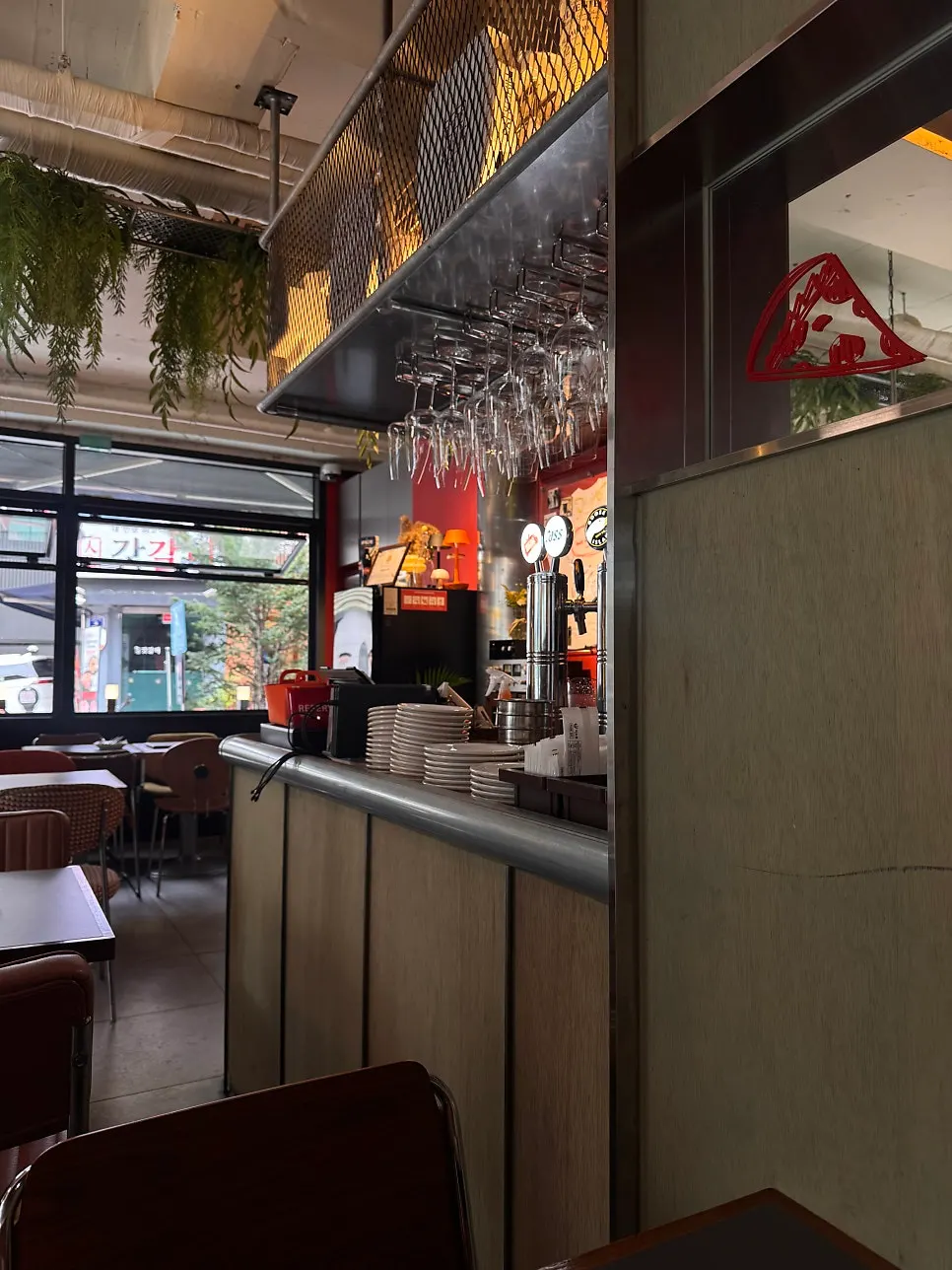 Colorful interior decor of Pizzeria Snug