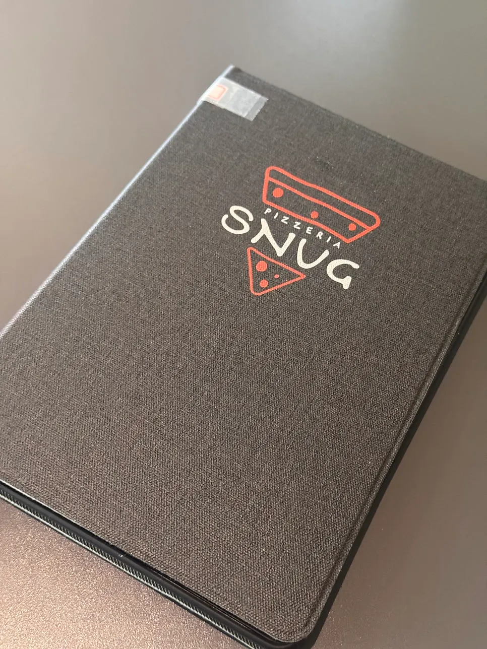 Set tableware and Snug-branded napkins