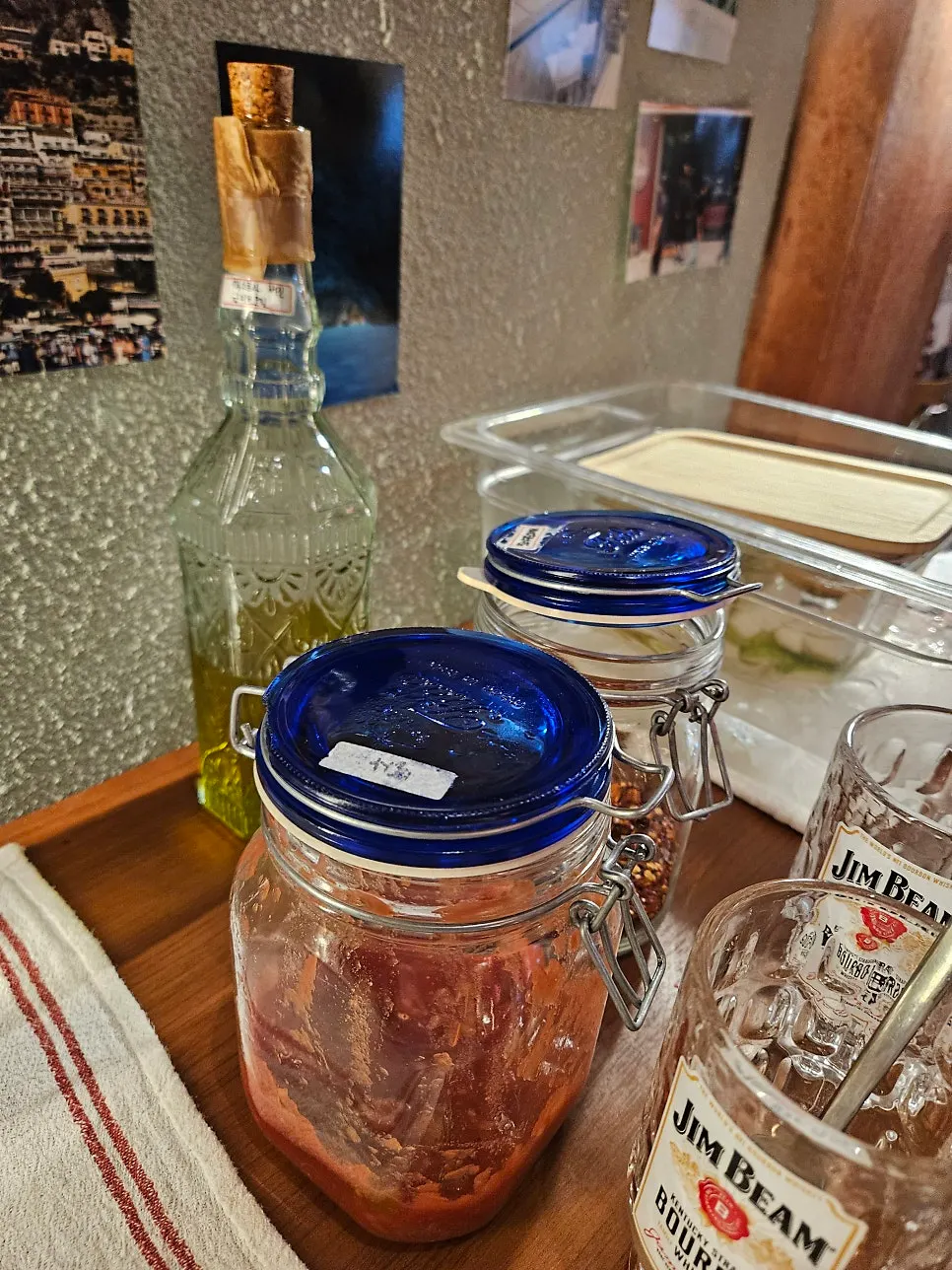 페퍼론치노 가루와 소스가 준비된 셀프바 코너
