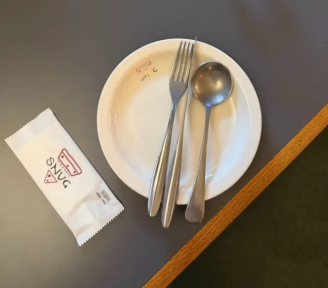 테이블에 준비된 커트러리와 물티슈
