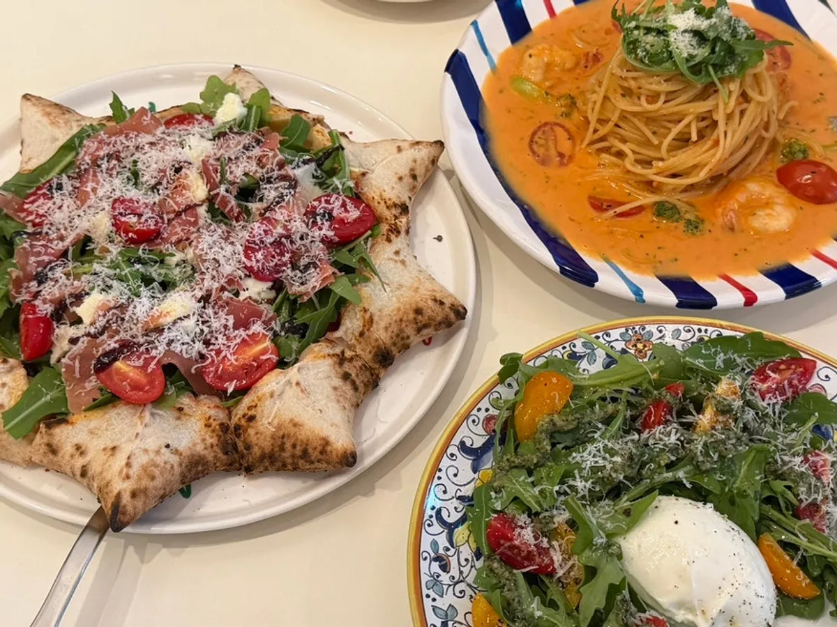 Full view of the Stella pizza at Pizzeria O Hapjeong Station