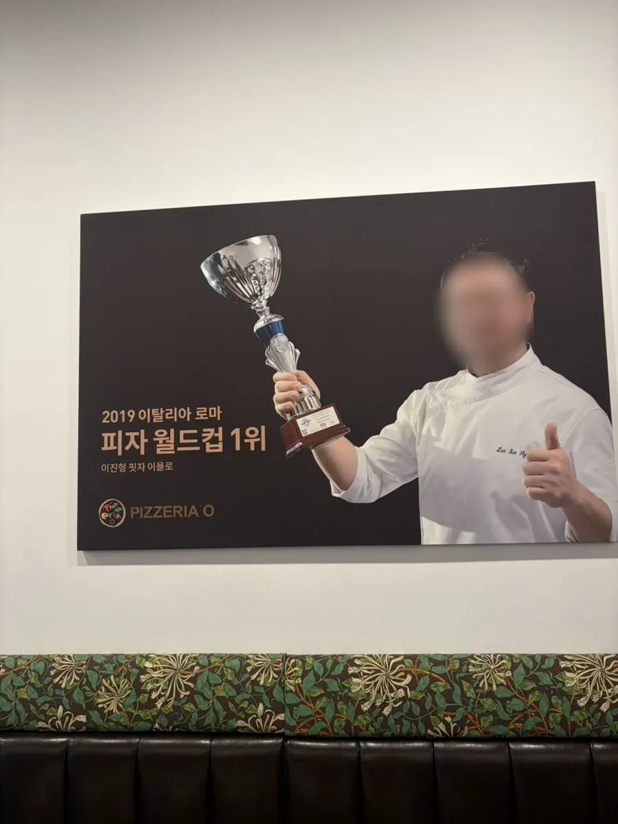 Pizzeria O 合井駅店の明るい店内空間