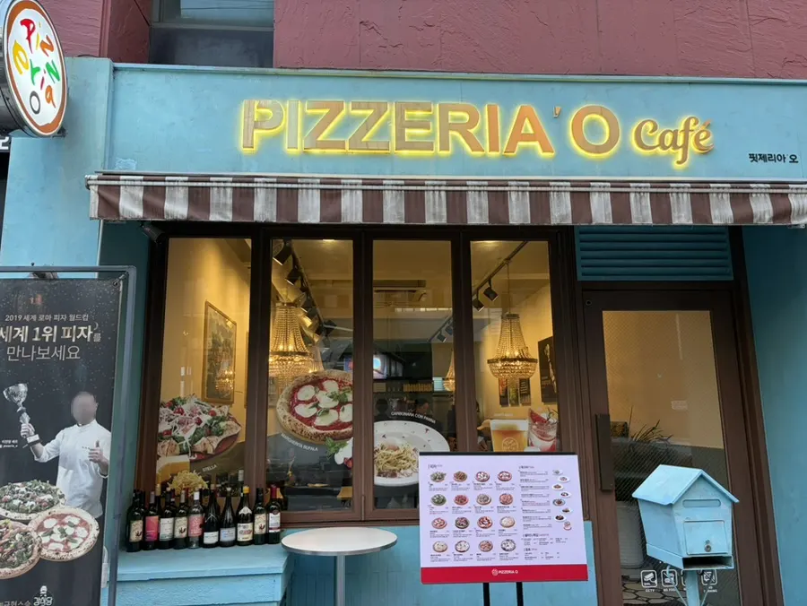 Clean and fresh entrance of Pizzeria O Hapjeong Station