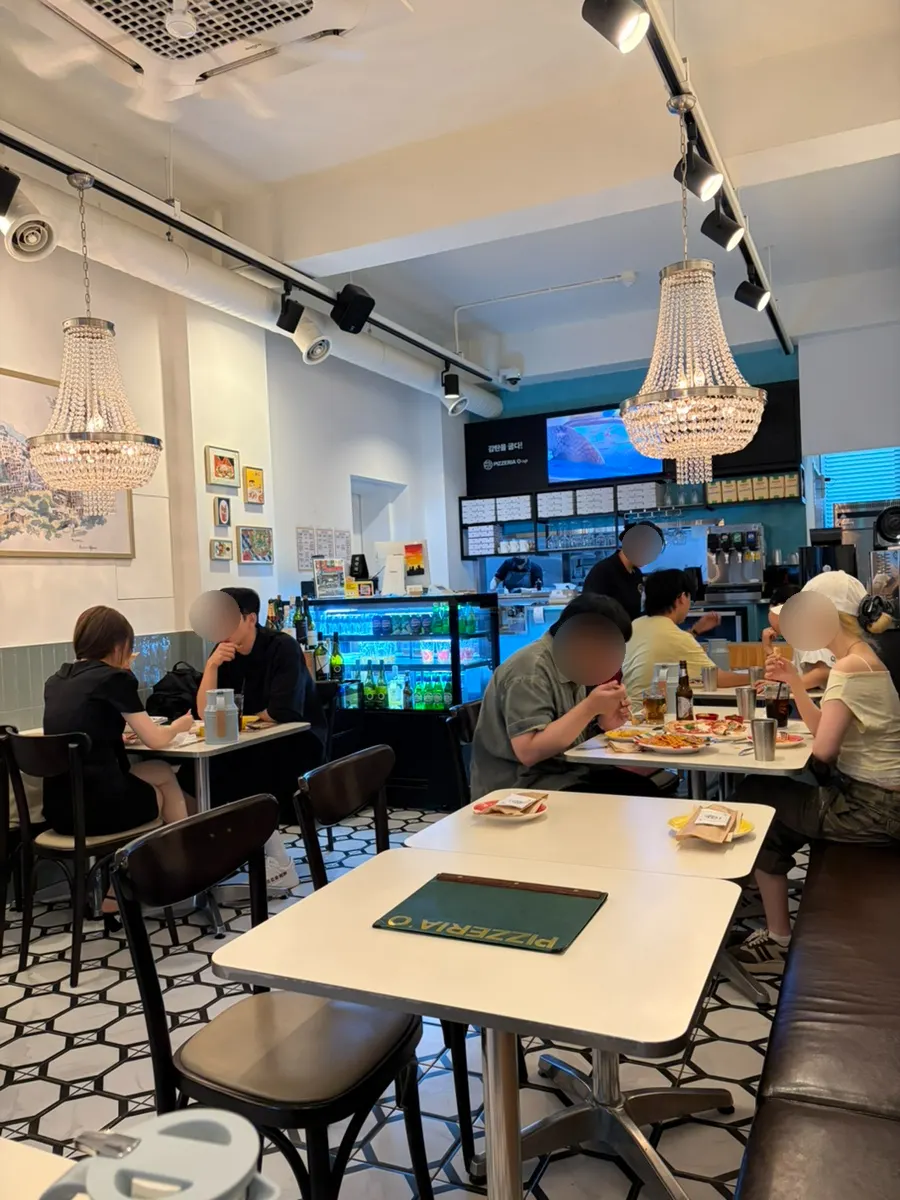 Classic atmosphere inside Pizzeria O Hapjeong Station