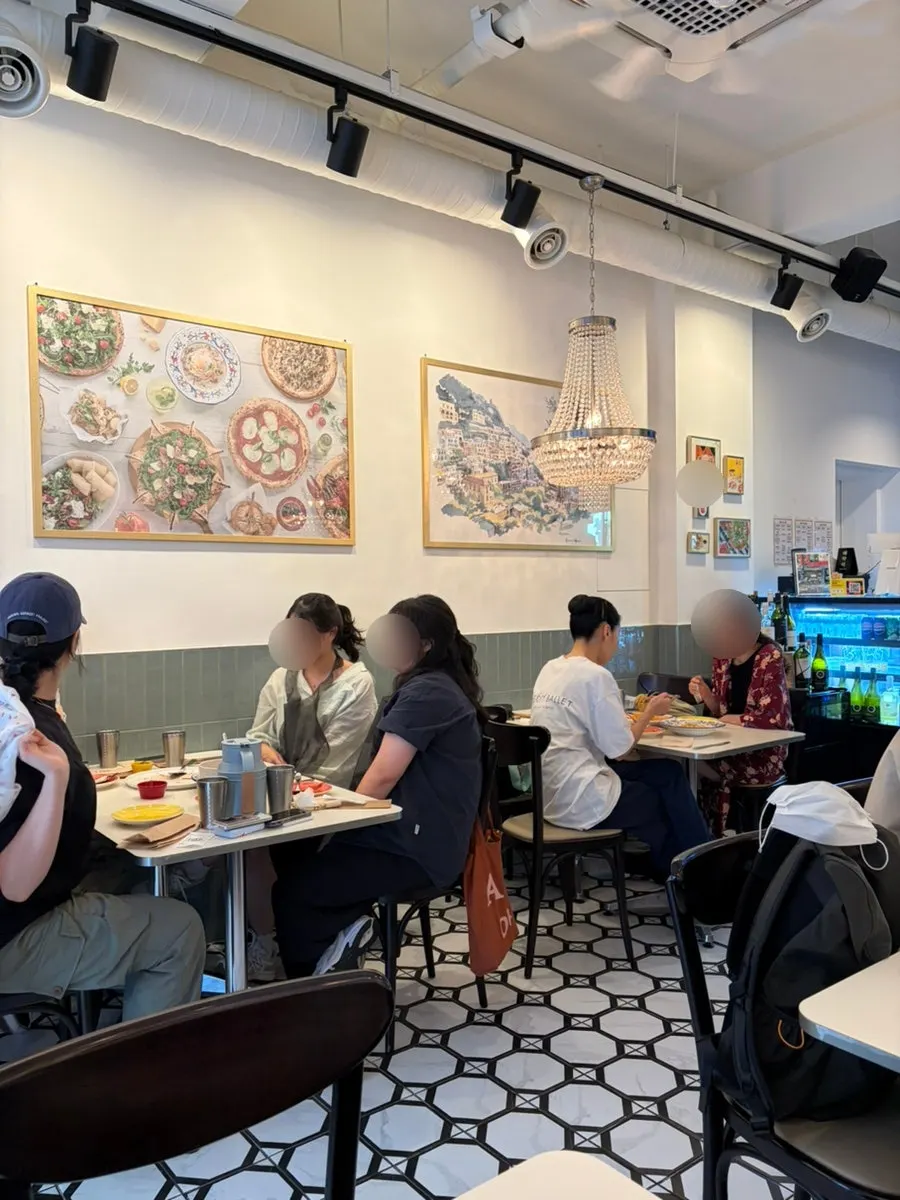 Seating inside Pizzeria O Hapjeong Station