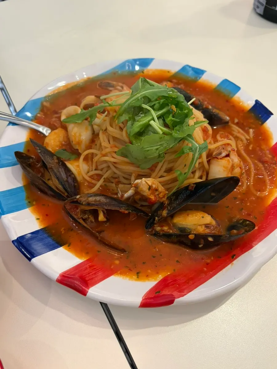 Thin noodles soaked in tomato sauce
