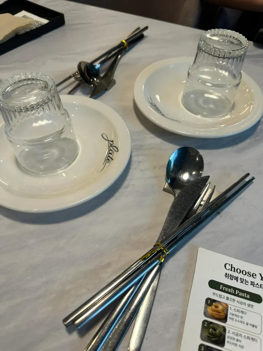 Cubiertos ordenados sobre la mesa