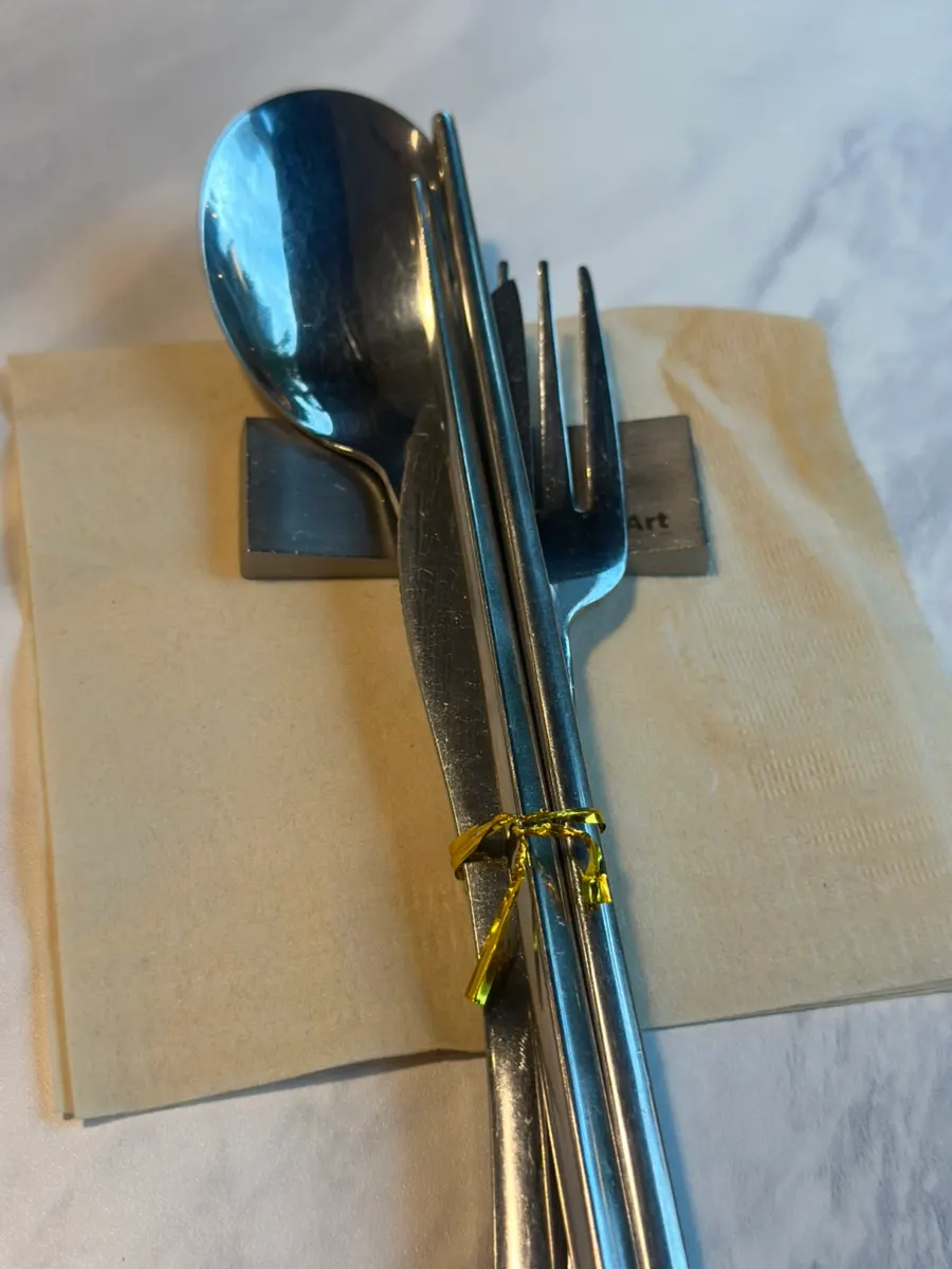 Cuchara, palitos, cuchillo y tenedor empaquetados